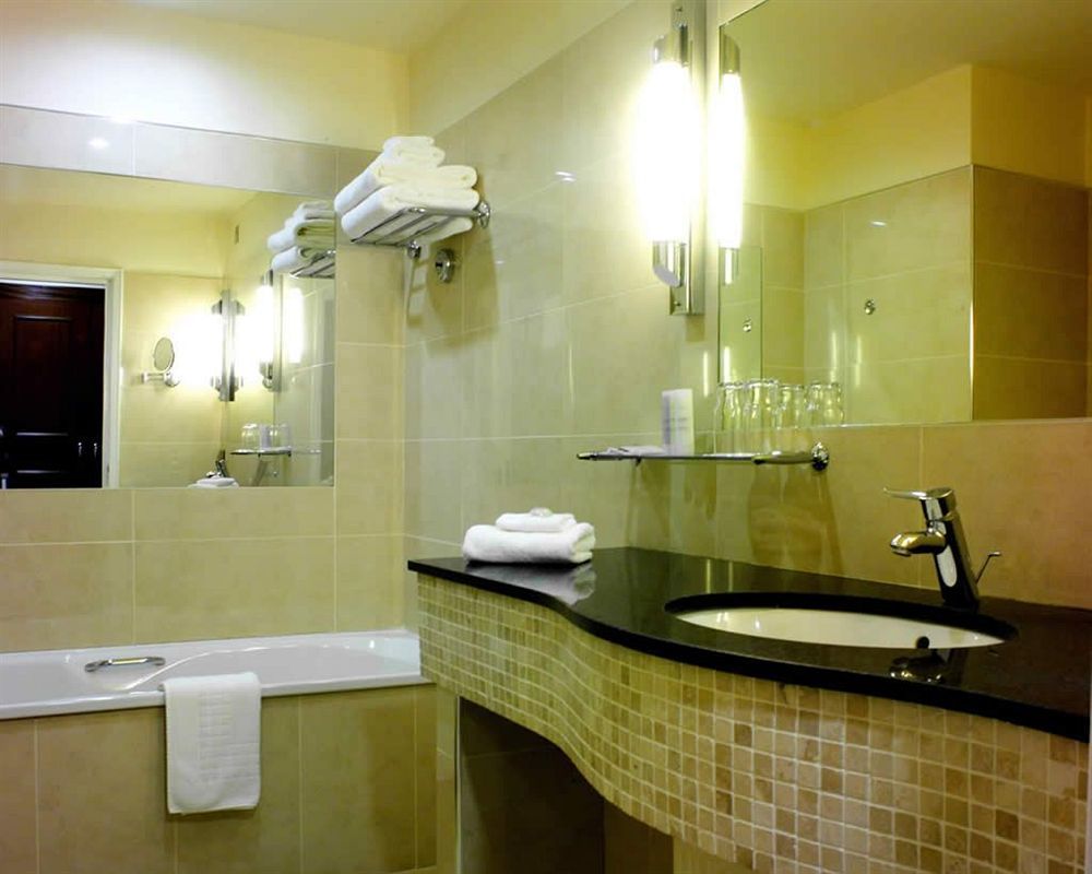 Slieve Russell Hotel แบลลีคอนเนลล์ ภายนอก รูปภาพ